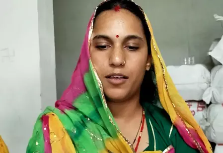 मोदी सरकार की योजनाओं से गांव-गांव पहुंचा स्वरोजगार, लखपति दीदी योजना की लाभार्थियों ने प्रधानमंत्री का जताया आभार मोदी सरकार की योजनाओं से गांव-गांव पहुंचा स्वरोजगार, लखपति दीदी योजना की लाभार्थियों ने प्रधानमंत्री का जताया आभार