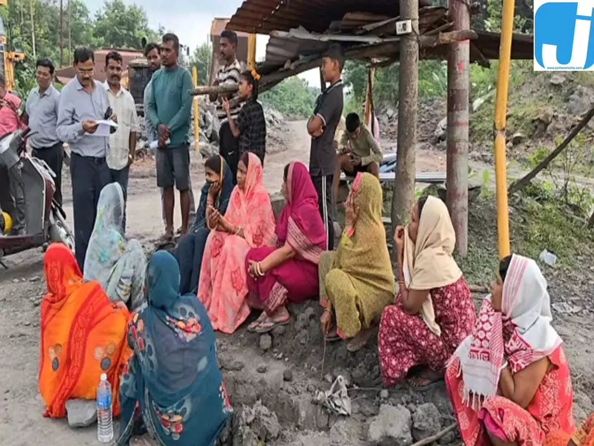 ब्लास्टिंग के बाद भड़के ग्रामीण खदान का काम किया बंद ब्लास्टिंग के बाद भड़के ग्रामीण खदान का काम किया बंद