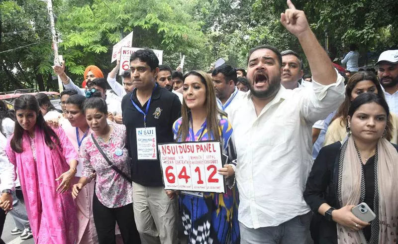 DU मार्च में यूथ कांग्रेस ने उठाया हॉस्टल मुद्दा DU मार्च में यूथ कांग्रेस ने उठाया हॉस्टल मुद्दा