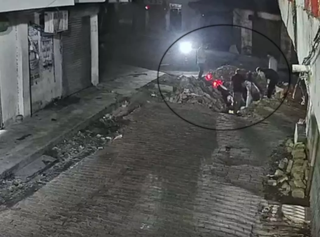 LIVE वीडियो! रात के अंधेरे में दिखा नहीं खतरा, गड्ढे में जा गिरा बाइक सवार LIVE वीडियो! रात के अंधेरे में दिखा नहीं खतरा, गड्ढे में जा गिरा बाइक सवार