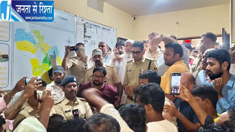 भटकल में गणेश विसर्जन जुलूस के दौरान पथराव का आरोप, पुलिस ने शुरू की जांच भटकल में गणेश विसर्जन जुलूस के दौरान पथराव का आरोप, पुलिस ने शुरू की जांच