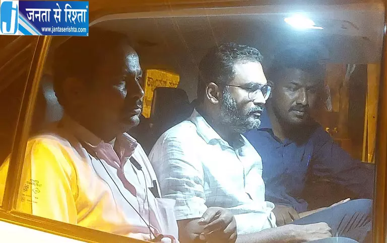 धारवाड़ के तहसीलदार 50 लाख रिश्वत लेते लोकायुक्त के जाल में फंसे धारवाड़ के तहसीलदार 50 लाख रिश्वत लेते लोकायुक्त के जाल में फंसे