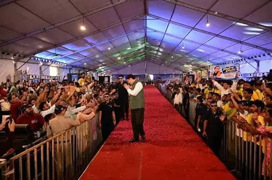Dehradun: युवाओं के बीच पहुंचे धामी, समर्थकों ने किया स्वागत Dehradun: युवाओं के बीच पहुंचे धामी, समर्थकों ने किया स्वागत