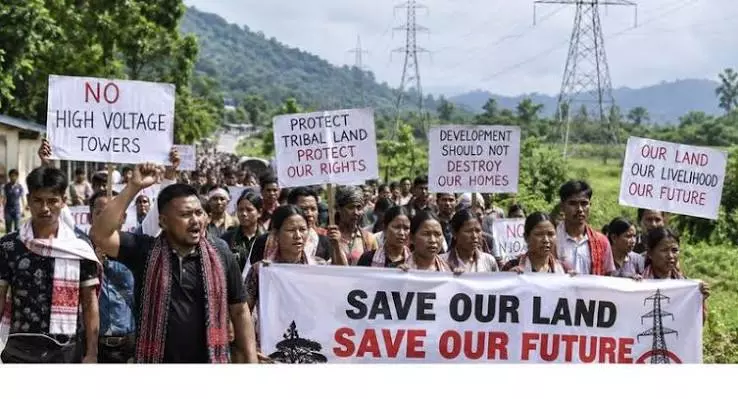 सोनापुर में हाई-वोल्टेज टावर के खिलाफ आदिवासियों का विरोध सोनापुर में हाई-वोल्टेज टावर के खिलाफ आदिवासियों का विरोध