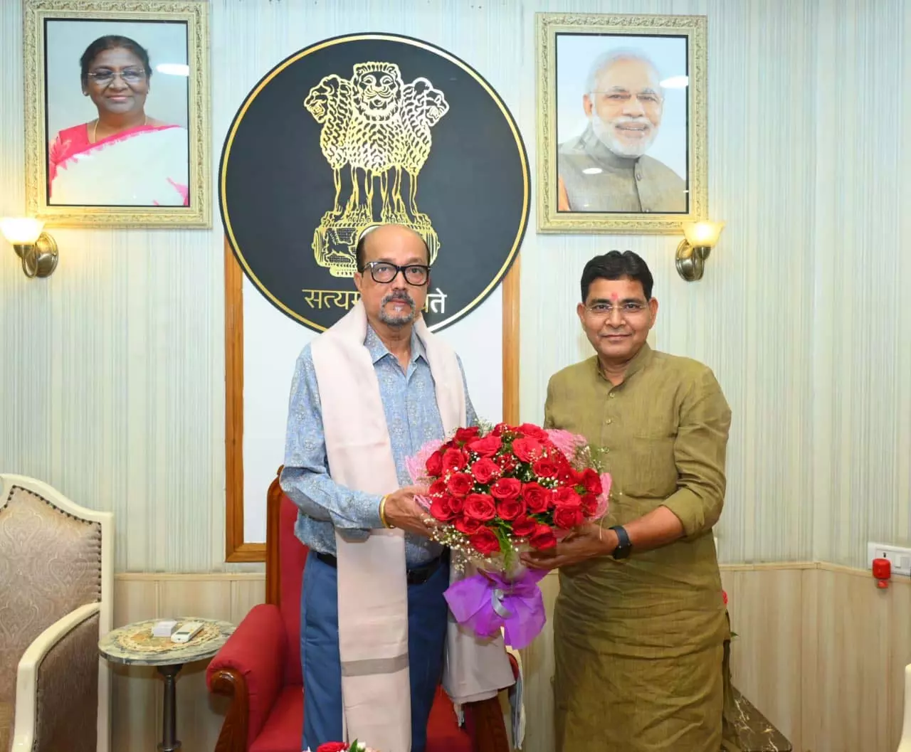 राज्यपाल रमेन डेका से मंत्री टंकराम वर्मा ने की सौजन्य भेंट राज्यपाल रमेन डेका से मंत्री टंकराम वर्मा ने की सौजन्य भेंट
