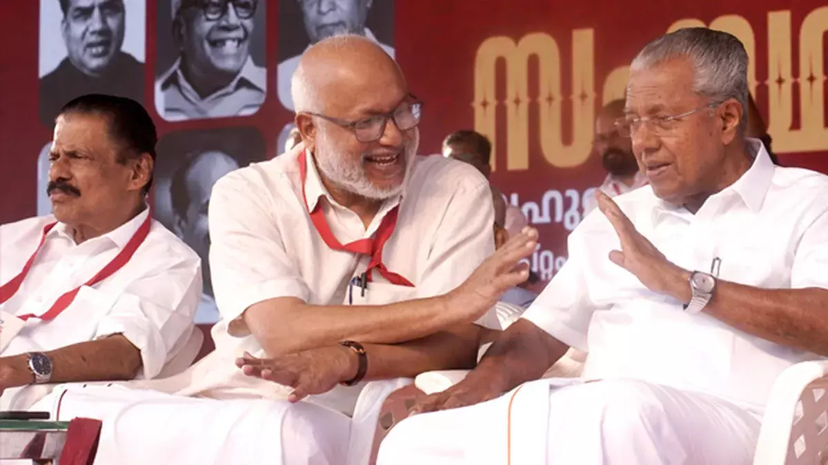 केरल CPM में फेरबदल: गोविंदन को फटकार, पिनाराई को निर्देश केरल CPM में फेरबदल: गोविंदन को फटकार, पिनाराई को निर्देश