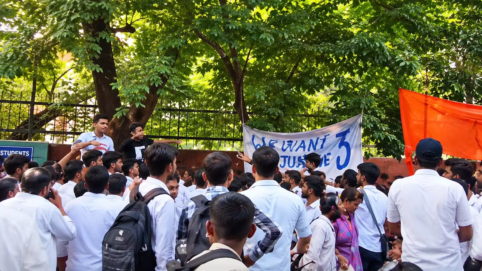 DUSU चुनाव से पहले नॉर्थ कैंपस में भिड़े छात्र गुट, ABVP-NSUI ने लगाए एक-दूसरे पर आरोप DUSU चुनाव से पहले नॉर्थ कैंपस में भिड़े छात्र गुट, ABVP-NSUI ने लगाए एक-दूसरे पर आरोप