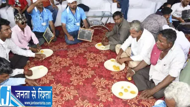 गुजरात के तारनेतर मेले में अनोखी लड्डू प्रतियोगिता, 30 मिनट में बलवंतभाई ने खाए 28 लड्डू गुजरात के तारनेतर मेले में अनोखी लड्डू प्रतियोगिता, 30 मिनट में बलवंतभाई ने खाए 28 लड्डू