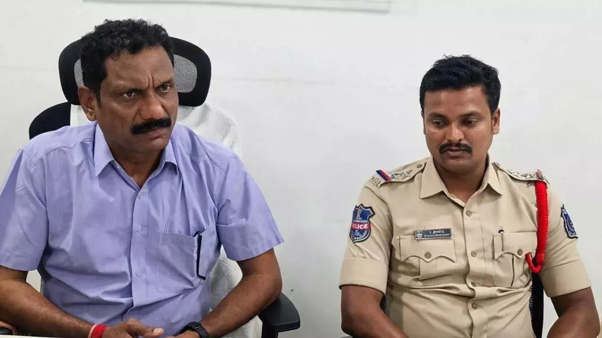 5 लाख रुपये की घूस लेते दो पुलिस अधिकारी गिरफ्तार 5 लाख रुपये की घूस लेते दो पुलिस अधिकारी गिरफ्तार