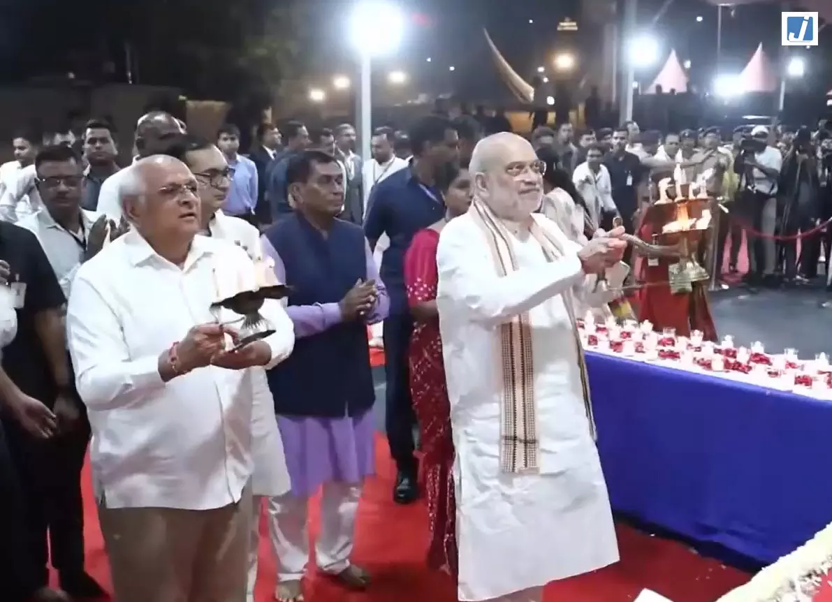 अहमदाबाद में ‘एक दीवा आशीर्वाद का’ कार्यक्रम, अमित शाह और भूपेंद्र पटेल ने जलाया दीपक अहमदाबाद में ‘एक दीवा आशीर्वाद का’ कार्यक्रम, अमित शाह और भूपेंद्र पटेल ने जलाया दीपक
