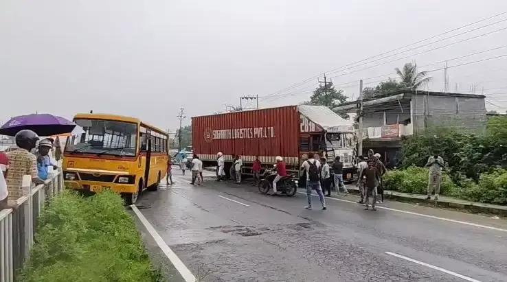 Jalpaiguri: स्कूल बस और कंटेनर की भिड़ंत, डिवाइडर पर चढ़ी बस Jalpaiguri: स्कूल बस और कंटेनर की भिड़ंत, डिवाइडर पर चढ़ी बस