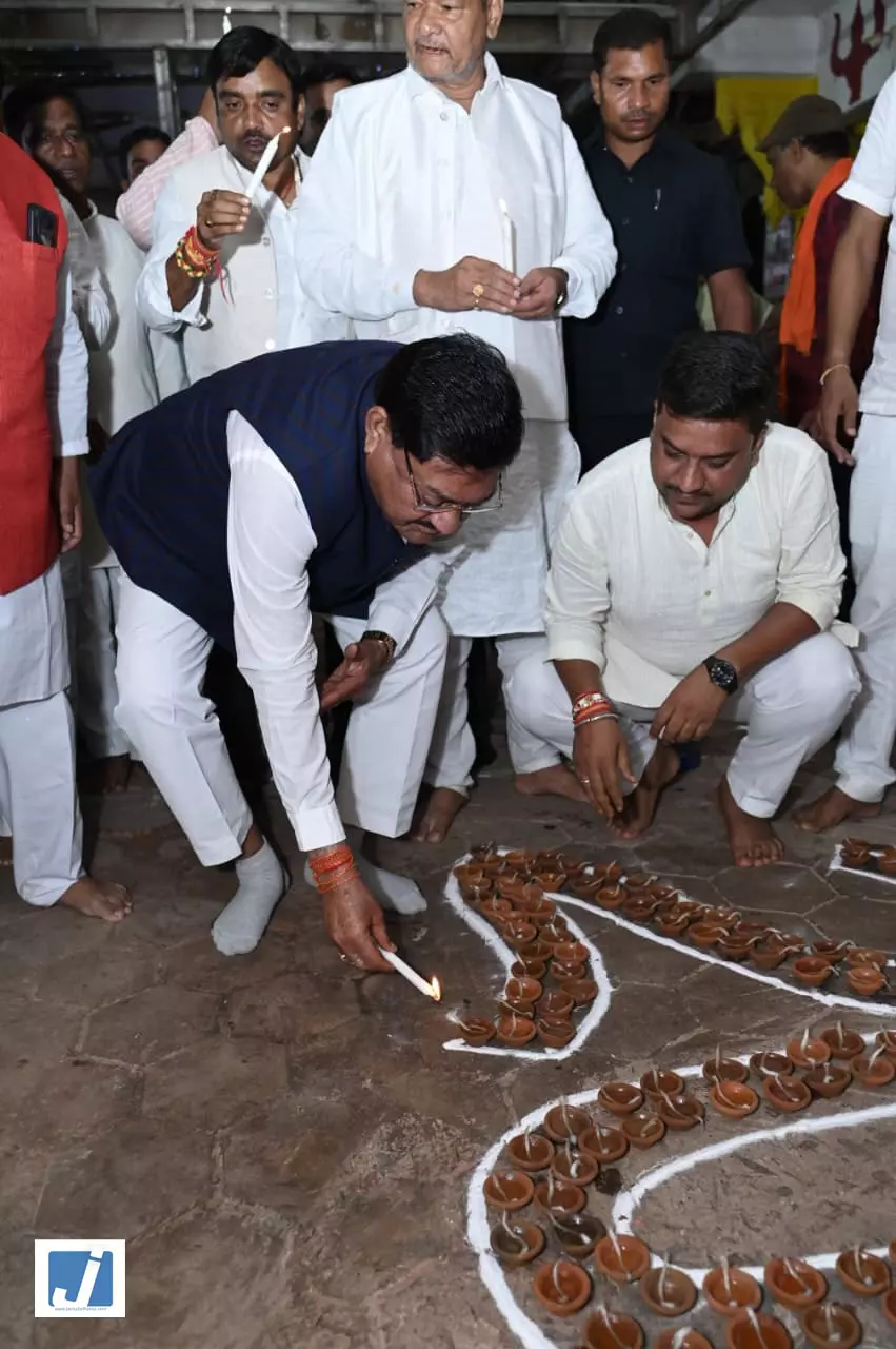 बेमेतरा में 6 लाख से ज्यादा दीपों से जगमगाया भद्रकाली मंदिर बेमेतरा में 6 लाख से ज्यादा दीपों से जगमगाया भद्रकाली मंदिर