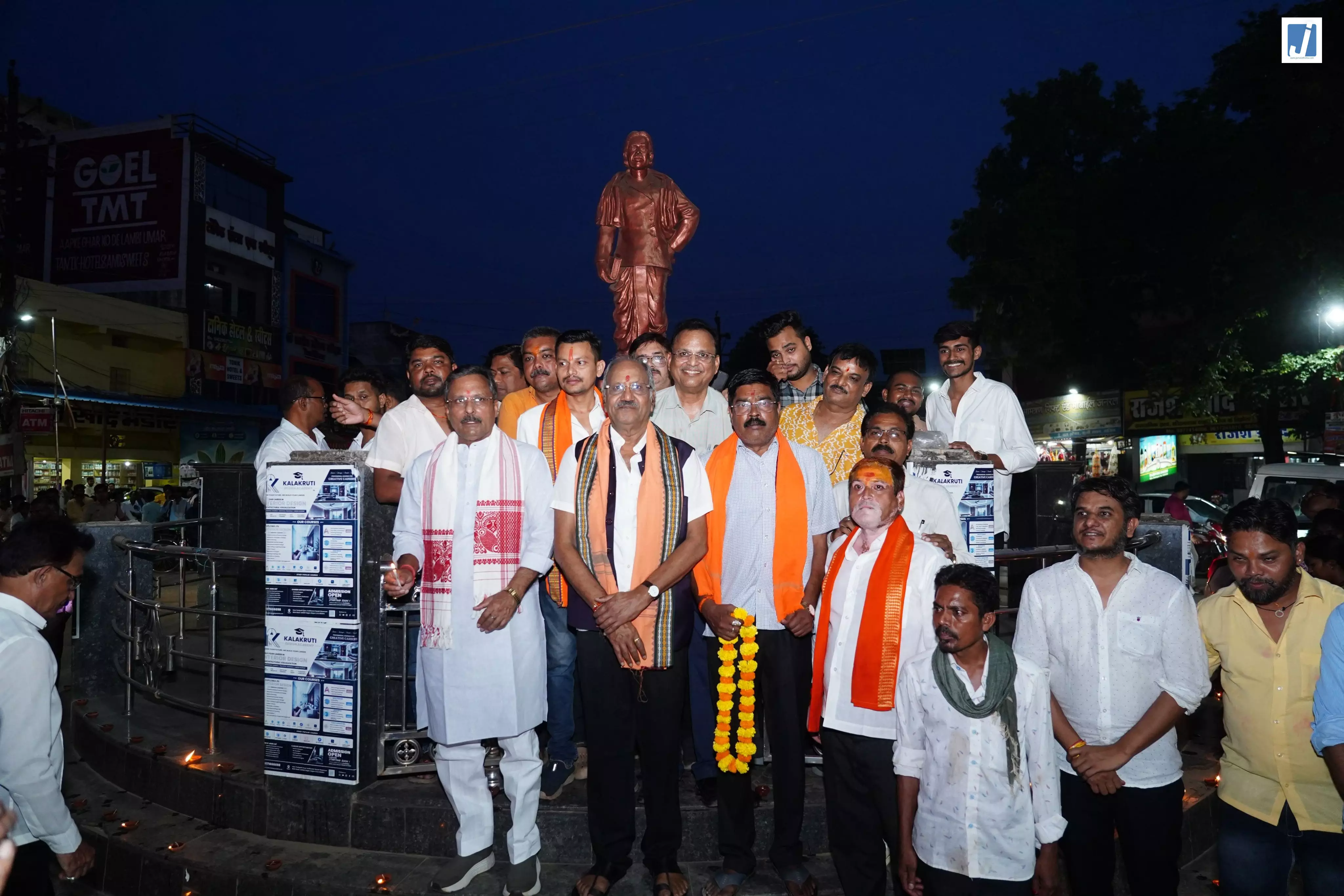 राजिम की धरती पर गूंजा सेवा का संकल्प, बृजमोहन अग्रवाल ने जलाया दीप राजिम की धरती पर गूंजा सेवा का संकल्प, बृजमोहन अग्रवाल ने जलाया दीप