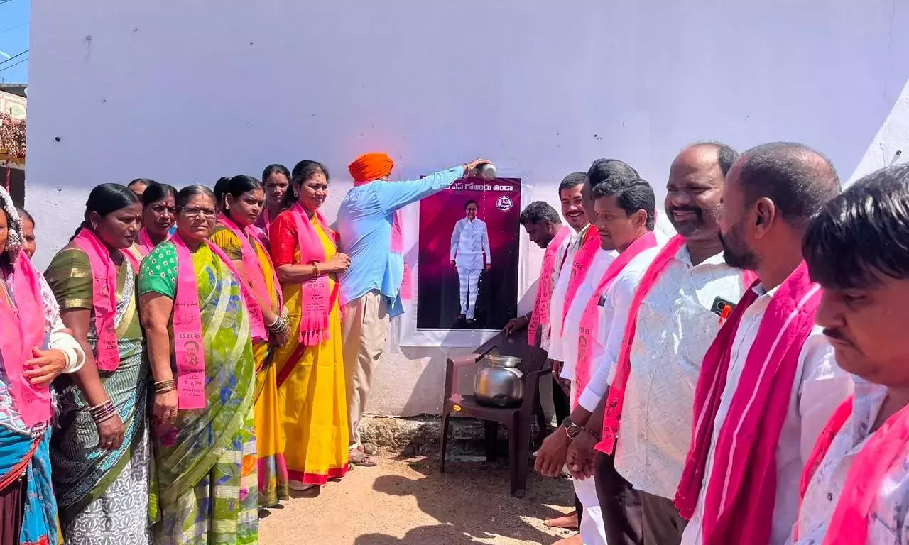 Telangana: BRS के आदिवासी नेताओं ने 3,256 थांडों को पंचायत का दर्जा मिलने का जश्न मनाया