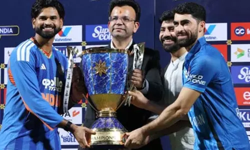 श्रेयस अय्यर ने दिखाया बड़ा दिल, ट्रॉफी के साथ तस्वीर के लिए अफगान कप्तान जादरान को बुलाया श्रेयस अय्यर ने दिखाया बड़ा दिल, ट्रॉफी के साथ तस्वीर के लिए अफगान कप्तान जादरान को बुलाया