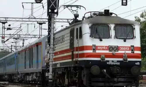 दीपावली और छठ से पहले ट्रेनों में बढ़ी भीड़, दिल्ली-मुंबई से आने वाली प्रमुख ट्रेनें फुल