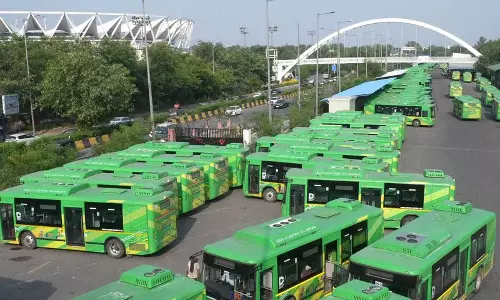 DTC हड़ताल से दिल्ली मेट्रो और कैब पर बढ़ा दबाव
