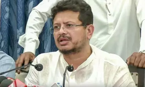 टीएमसी के चुनाव चिह्न विवाद पर ऋतब्रत बनर्जी बोले- लोकतंत्र में तानाशाही के लिए कोई जगह नहीं टीएमसी के चुनाव चिह्न विवाद पर ऋतब्रत बनर्जी बोले- लोकतंत्र में तानाशाही के लिए कोई जगह नहीं