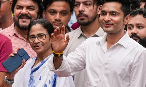 ममता और कनिमोई की मुलाकात पर नजरें ममता और कनिमोई की मुलाकात पर नजरें