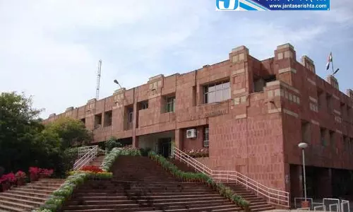 JNU हॉस्टल में गिरा पंखा छात्रों ने उठाए सवाल JNU हॉस्टल में गिरा पंखा छात्रों ने उठाए सवाल