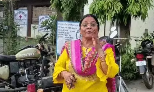 शिक्षक पर शराब के नशे में स्कूल आने का आरोप, प्रिंसिपल और मीडियाकर्मियों के बीच तीखी बहस शिक्षक पर शराब के नशे में स्कूल आने का आरोप, प्रिंसिपल और मीडियाकर्मियों के बीच तीखी बहस