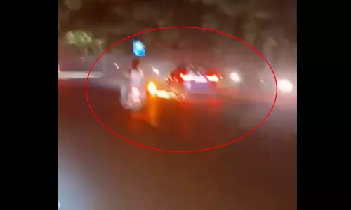 हिट एंड ड्रैग: कार से टक्कर के बाद घिसटती रही बाइक, बुजुर्ग निकला चालक