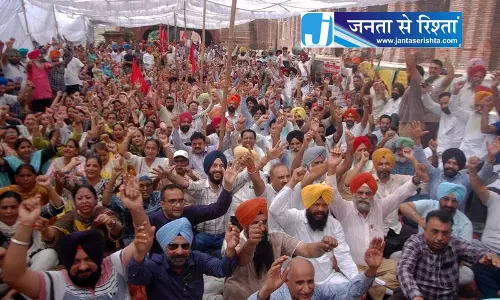 प्रदर्शनकारी कर्मचारी यूनियनों से सरकार की फिर बातचीत शुरू प्रदर्शनकारी कर्मचारी यूनियनों से सरकार की फिर बातचीत शुरू