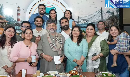CM ने मंदिर में की पूजा, युवाओं से मिले CM ने मंदिर में की पूजा, युवाओं से मिले