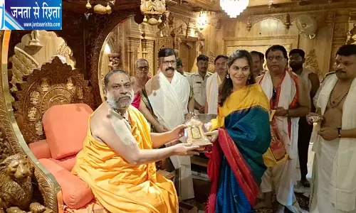 राम चरण की पत्नी उपासना कोनिडेला ने मंत्रालय राघवेंद्र स्वामी मठ में की विशेष पूजा