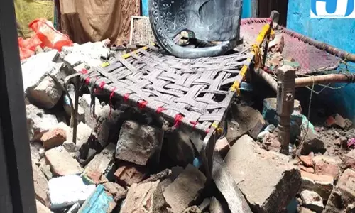 मकान का लिंटर गिरने से मचा हड़कंप चार लोग मलबे में दबे मकान का लिंटर गिरने से मचा हड़कंप चार लोग मलबे में दबे
