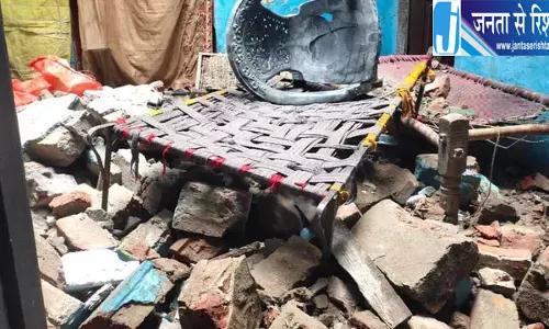 छत गिरने से चार घायल, रेस्क्यू जारी छत गिरने से चार घायल, रेस्क्यू जारी