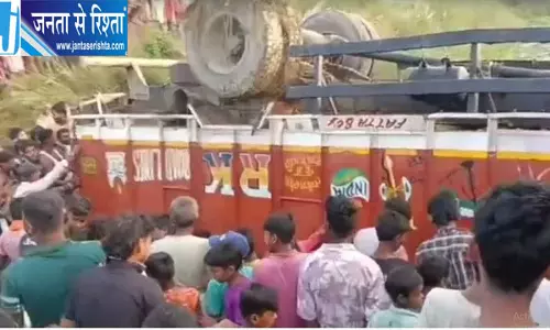 दरभंगा में शराब लदा ट्रक पलटा, बोतलें लूटने के लिए उमड़ी भीड़ दरभंगा में शराब लदा ट्रक पलटा, बोतलें लूटने के लिए उमड़ी भीड़