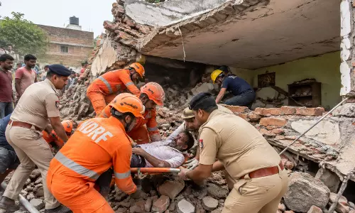 छत गिरने से चार घायल, रेस्क्यू जारी छत गिरने से चार घायल, रेस्क्यू जारी