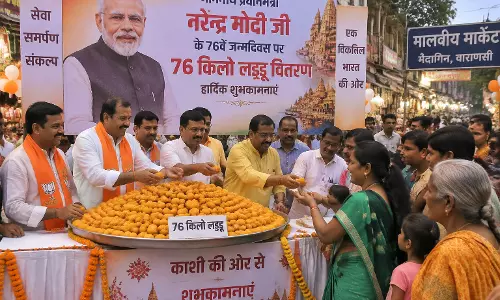 76 किलो लड्डू से मनाया गया पीएम मोदी का जन्मदिन 76 किलो लड्डू से मनाया गया पीएम मोदी का जन्मदिन
