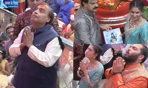 लालबागचा राजा के दर्शन करने पहुंचे अंबानी परिवार