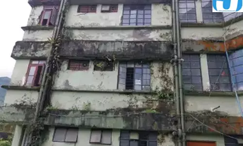 दीवारों में दरार छत से सीलन छात्रों ने सुरक्षा को लेकर उठाई आवाज