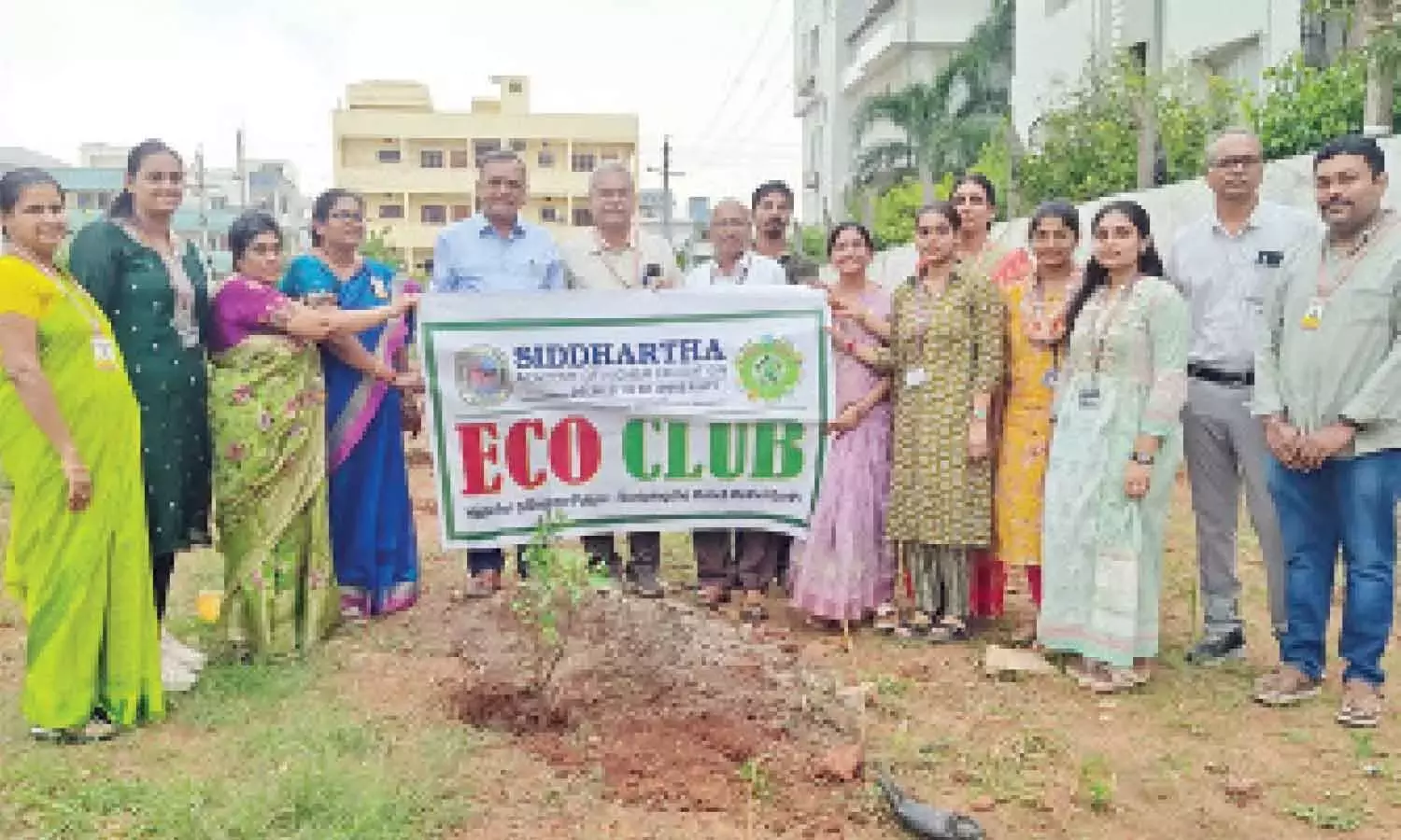 Andhra: इको क्लब ने विश्व ओज़ोन दिवस पर पौधे लगाए Andhra: इको क्लब ने विश्व ओज़ोन दिवस पर पौधे लगाए