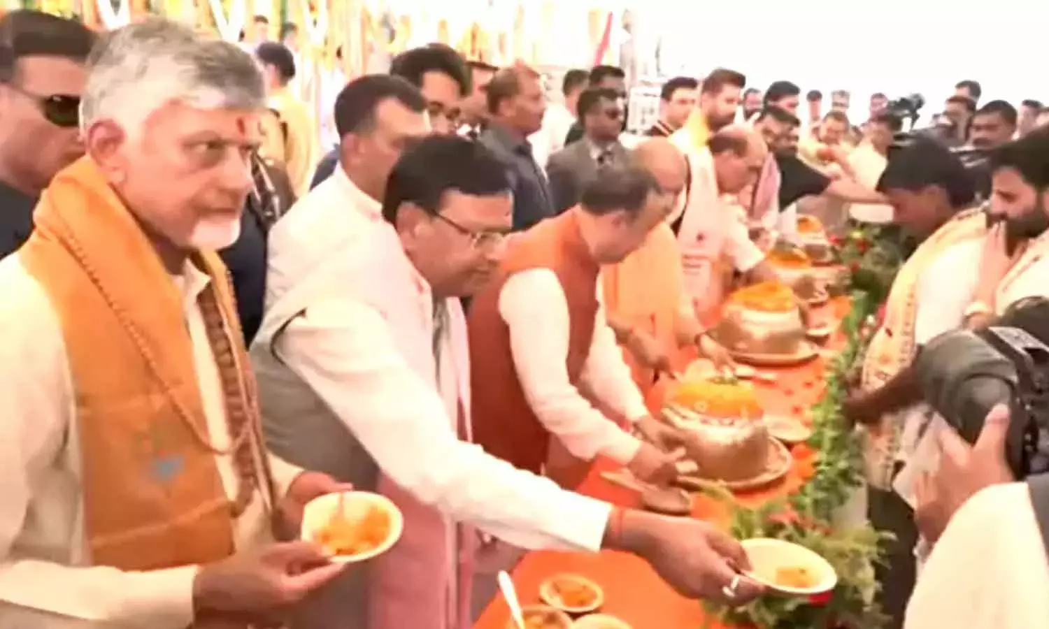 आंध्र प्रदेश के मुख्यमंत्री चंद्रबाबू नायडू ने वाराणसी का दौरा किया, काशी में पूजा-अर्चना की आंध्र प्रदेश के मुख्यमंत्री चंद्रबाबू नायडू ने वाराणसी का दौरा किया, काशी में पूजा-अर्चना की