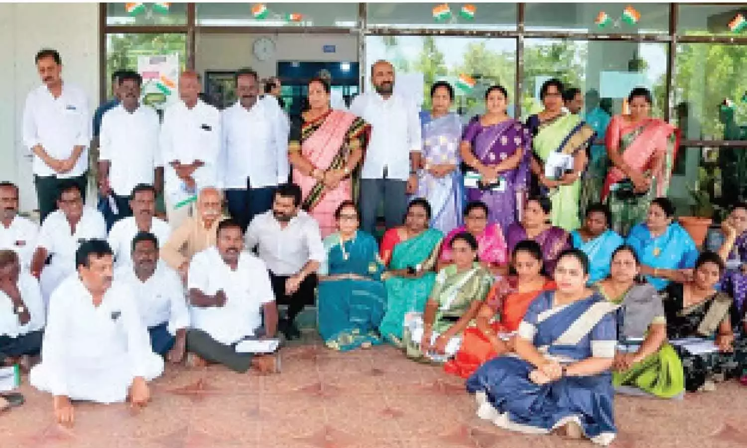 नेल्लोर जिला परिषद बैठक : YSRCP सदस्यों ने कोरम की कमी को लेकर विरोध प्रदर्शन किया नेल्लोर जिला परिषद बैठक : YSRCP सदस्यों ने कोरम की कमी को लेकर विरोध प्रदर्शन किया