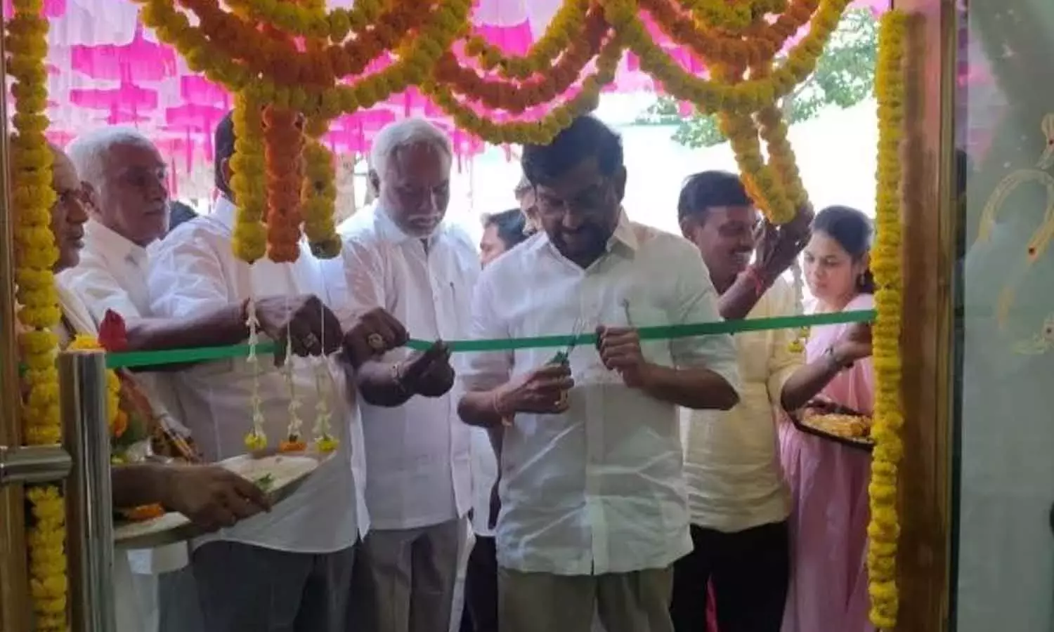 Andhra: विधायक सोमिरेड्डी चंद्रमोहन रेड्डी ने वेरिगोंडा में डीसीसीबी शाखा का उद्घाटन किया Andhra: विधायक सोमिरेड्डी चंद्रमोहन रेड्डी ने वेरिगोंडा में डीसीसीबी शाखा का उद्घाटन किया
