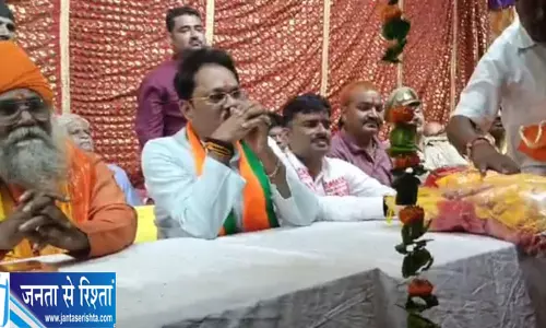 मेले के मंच से विधायक ने इंस्पेक्टर को लगाई फटकार मेले के मंच से विधायक ने इंस्पेक्टर को लगाई फटकार