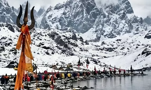बर्फबारी के कारण रुकी मणिमहेश यात्रा फिर शुरू हुई बर्फबारी के कारण रुकी मणिमहेश यात्रा फिर शुरू हुई