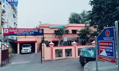 ओडिशा अधिकारी पर महिला के घर घुसने का आरोप ओडिशा अधिकारी पर महिला के घर घुसने का आरोप