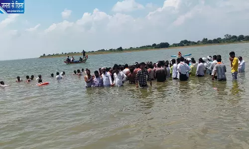 मजलगांव बांध पर किसानों का प्रदर्शन मजलगांव बांध पर किसानों का प्रदर्शन