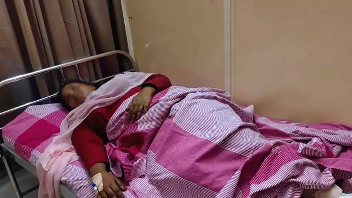 चलती बस से गिरी गर्भवती महिला; ड्राइवर और कंडक्टर गिरफ्तार चलती बस से गिरी गर्भवती महिला; ड्राइवर और कंडक्टर गिरफ्तार