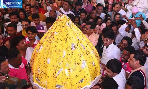 पुणे में दगडूशेठ गणपति को चढ़ाया गया 251 किलो का मोदक केक और विशाल मोतीचूर लड्डू पुणे में दगडूशेठ गणपति को चढ़ाया गया 251 किलो का मोदक केक और विशाल मोतीचूर लड्डू