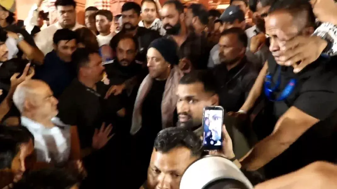 सुपरस्टार सलमान खान ने फैंस के हंगामे के बीच छोटे बच्चों पर लुटाया प्यार सुपरस्टार सलमान खान ने फैंस के हंगामे के बीच छोटे बच्चों पर लुटाया प्यार