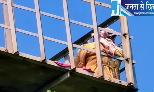 प्रेमी से शादी की मांग को लेकर युवती फिर टावर पर चढ़ी