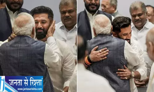 जन्मदिन पर काशी पहुंचे चिराग पासवान, बोले- ‘मेरे प्रधानमंत्री’ को शुभकामनाएं देना सौभाग्य जन्मदिन पर काशी पहुंचे चिराग पासवान, बोले- ‘मेरे प्रधानमंत्री’ को शुभकामनाएं देना सौभाग्य