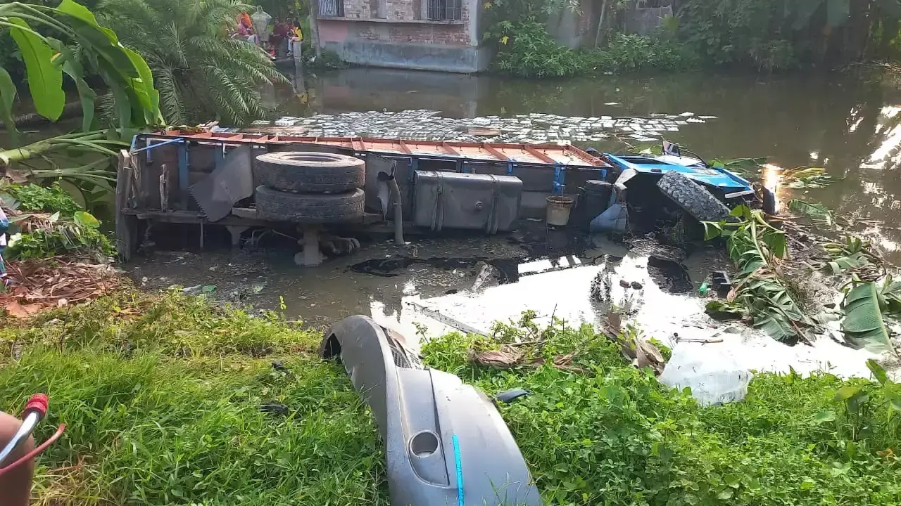 Kolkata: तालाब में ट्रक गिरने से मचा हड़कंप, चालक लापता Kolkata: तालाब में ट्रक गिरने से मचा हड़कंप, चालक लापता
